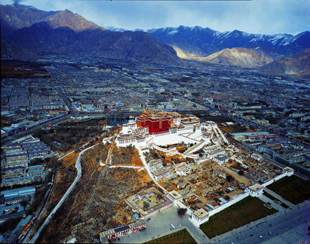 Photo shows the 13-storey Potala Palace towering on the Red Hill at an altitude of 3,700 m, in Tibet's capital of Lhasa. 'Potala' is Tibetan transliteration of the Sanskrit word 'Potalaka,' meaning Mt. Putuo, which is considered the place of Kwan-yin Bodhisattva (Goddess of Mercy). Tibet's 110-m-high landmark building looks so imposing against the blue sky. (Photo Source: tibet.cn)