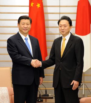 Chinese Vice President Xi Jinping (L) shakes hands with Japanese Prime Minister Yukio Hatoyama in Tokyo, Japan, Dec. 14, 2009. They discussed ways to further develop the strategic mutually beneficial relationship between the two countries. [Xinhua]