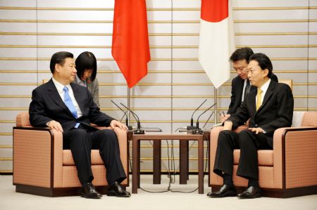 Chinese Vice President Xi Jinping (L) meets with Japanese Prime Minister Yukio Hatoyama in Tokyo, Japan, Dec. 14, 2009. [Xinhua]