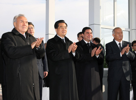 Chinese President Hu Jintao (2nd L, front), Turkmen President Gurbanguly Berdymukhamedov (3rd L, front), Kazakh President Nursultan Nazarbayev (1st L, front) and Uzbek President Islam Karimov (R, front) attend the inauguration ceremony of the China-Central Asia natural gas pipeline in the gas plant on the right bank of the Amu Darya River, Turkmenistan, on Dec. 14, 2009.[Xinhua]