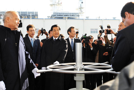 Chinese President Hu Jintao, Turkmen President Gurbanguly Berdymukhamedov, Kazakh President Nursultan Nazarbayev and Uzbek President Islam Karimov turn on the flow of natural gas together in the gas plant on the right bank of the Amu Darya River, Turkmenistan, on Dec. 14, 2009. The four leader attended the inauguration ceremony of the China-Central Asia natural gas pipeline here on Monday.[Xinhua]