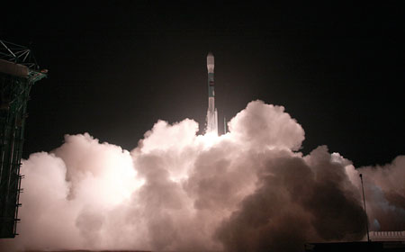 This photo provided by Vandenberg Air Force Base, located near Lompoc, Calif., shows the launch of a Delta II rocket before dawn Monday, Dec. 14, 2009, from Vandenberg AFB on a $320 million mapping mission to search for hidden asteroids, comets and other celestial objects. [Xinhua/AFP]