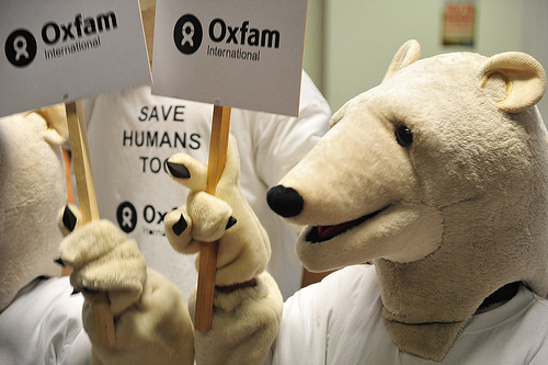 oxfam international 拍攝的 Oxfam polar bears demonstrate to save humans too。