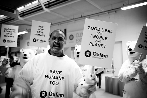 oxfam international 拍攝的 Oxfam polar bears demonstrate to save humans too。