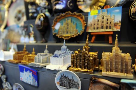 Statuettes of Milan&apos;s Duomo gothic cathedral, similar to the one which hit Italian Prime Minister Silvio Berlusconi, are pictured in a souvenir shop downtown Milan December 14, 2009.[Xinhua/Reuters]