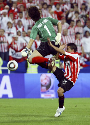 Estudiantes&apos; Maxi Nunez (R) collides with Pohang Steelers&apos; goalkeeper Shin Hwa Yong during their FIFA Club World Cup semi-final soccer match at Mohammed bin Zayed stadium in Abu Dhabi December 15, 2009. Estudiantes won 2-1.[Xinhua/Reuters]