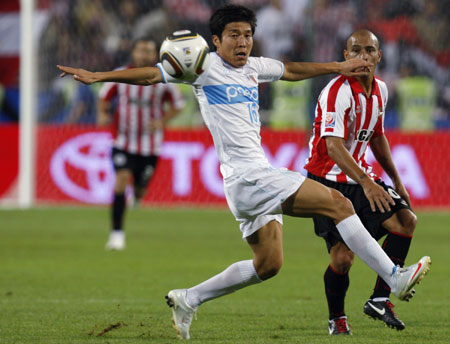 Estudiantes&apos; Clemente Rodriguez (R) challenges Pohang Steelers&apos; Kim Jung-kyum during their FIFA Club World Cup semi-final soccer match at Mohammed bin Zayed stadium in Abu Dhabi December 15, 2009. Estudiantes won 2-1.[Xinhua/Reuters]