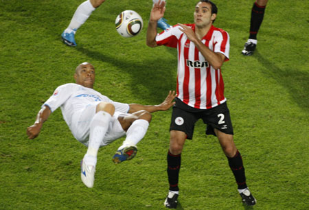 Pohang Steelers&apos; Denilson falls near Estudiantes&apos; Leandro Desabato (R) during their FIFA Club World Cup semi-final soccer match at Mohammed bin Zayed stadium in Abu Dhabi December 15, 2009. Pohang Steelers lost 1-2.[Xinhua/Reuters]