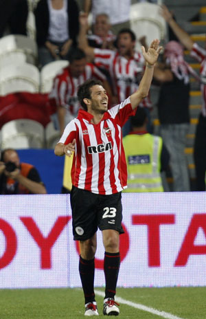 Estudiantes&apos; Leandro Benitez celebrates his goal during their FIFA Club World Cup semi-final soccer match against Pohang Steelers at Mohammed bin Zayed stadium in Abu Dhabi December 15, 2009. Estudiantes won 2-1.[Xinhua/Reuters]