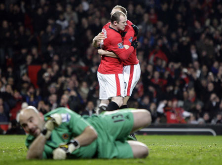 Manchester United&apos;s Wayne Rooney (C) celebrates his goal against Wolverhampton Wanderers with Ritchie De Laet during their English Premier League soccer match at Old Trafford in Manchester, northern England, December 15, 2009. [Xinhua/Reuters]