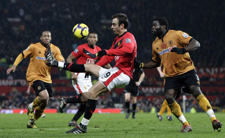 Manchester United&apos;s Dimitar Berbatov (C) plays the ball over his head to set up a goal for Antonio Valencia during their English Premier League soccer match against Wolverhampton Wanderers at Old Trafford in Manchester, northern England, December 15, 2009. [Xinhua/Reuters]