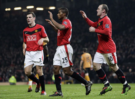 Manchester United&apos;s Antonio Valencia (C) celebrates his goal against Wolverhampton Wanderers with Wayne Rooney (R) and Darron Gibson during their English Premier League soccer match at Old Trafford in Manchester, northern England, December 15, 2009. [Xinhua/Reuters]