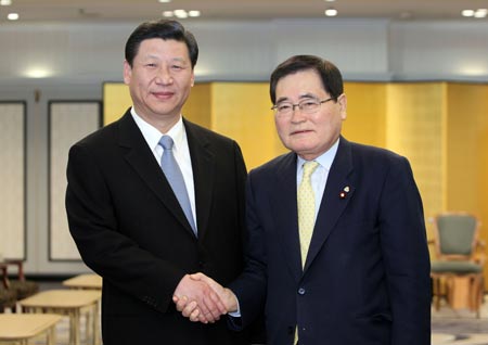 Chinese Vice President Xi Jinping (L) meets with Japanese People&apos;s New Party chief Shizuka Kamei in Tokyo, Japan, Dec. 15, 2009.[Xinhua]