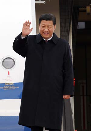 Chinese Vice President Xi Jinping waves when he gets off the plane in Tokyo, Dec. 14, 2009. Xi arrived here Monday afternoon to start a three-day official visit to Japan.[Xinhua]