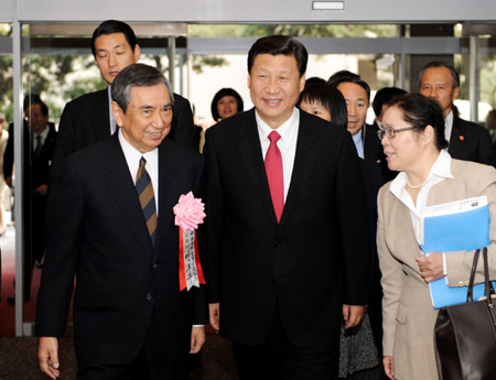 Chinese Vice President Xi Jinping (C, front), accompanied by Yohei Kono (L, front), former speaker of the Japanese House of Representatives, arrives to attend a welcoming reception jointly held by seven Japanese organizations for Japan-China friendship and four organizations of local overseas Chinese in Tokyo, Japan, Dec. 15, 2009. [Xinhua]