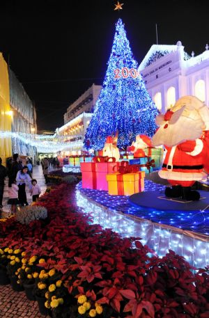 This photo taken on Dec. 14, 2009 shows the night scene of Macao Special Administrative Region in south China. Macao, an enclave of Portugal for about 400 years, is to mark the 10th anniversary of its return to China on Dec. 20. (Xinhua/Song Zhenping) 