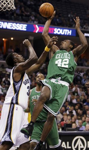 Boston Celtics guard Tony Allen (R) shoots under pressure by Memphis Grizzlies center Hasheem Thabeet (L) during the first half of their NBA basketball game in Memphis, Tennessee December 14, 2009.