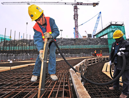 The photo taken on Dec. 14, 2009 shows workers work at the construction site of the second of the two generating units of the Sanmen nuclear power plant in east China&apos;s Zhejiang Province. (Xinhua/Tan Jin)