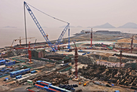 The photo taken on Dec. 14, 2009 shows the construction site of the first phase project of the Sanmen nuclear power plant in east China&apos;s Zhejiang Province. (Xinhua/Tan Jin)