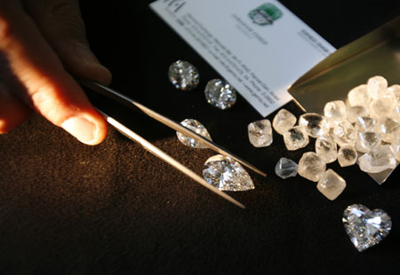 Israeli diamantaire Avraham Eshed uses a pair of tweezers to hold a diamond at the Israel Diamond Exchange in Ramat Gan near Tel Aviv December 15, 2009.