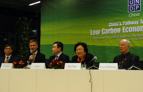 Photo taken on Dec. 15, an side event held at the climate summit in Copenhagen, including the homestretch, government leaders, heads of international organizations, and academics gathered to debate China’s political and economic shift towards a low carbon model of growth. [Radio86] 