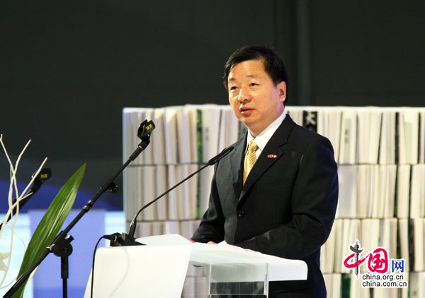 President of China International Publishing Group (CIPG) Zhou Mingwei is making a speech at the forum.