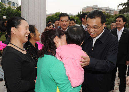 Chinese Vice Premier Li Keqiang (1st R, front) talks with residents of Huaping community in Zhuhai City, south China's Guangdong Province, Dec. 15, 2009. Li Keqiang made an inspection tour in Guangdong from Dec. 14 to Dec. 16.(Xinhua/Huang Jingwen)