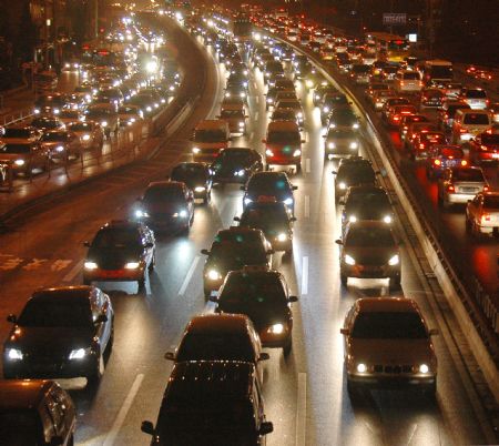 The photo taken on Dec. 15, 2009 shows the vehicle flow on the West Second Loop Road in Beijing. According to Beijing Traffic Administration, the number of motor vehicles in Beijing mounted to 3.991 million up to Dec. 13, and is expected to exceed 4 million in a few days. [Li Wenming/Xinhua]