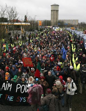 Protestors march towards the Bella Center, where the UN Climate Change 2009 Conference is taking place, during a demonstration in Copenhagen December 16, 2009. [Xinhua/Reuters]