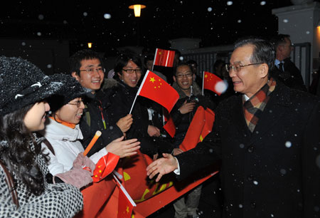  Chinese Premier Wen Jiabao (1st, R) is welcomed after he arrives at Copenhagen, capital of Denmark , on Dec. 16, 2009. Wen Jiabao arrived here Wednesday evening for the ongoing UN Climate Change Conference. [Xinhua] 