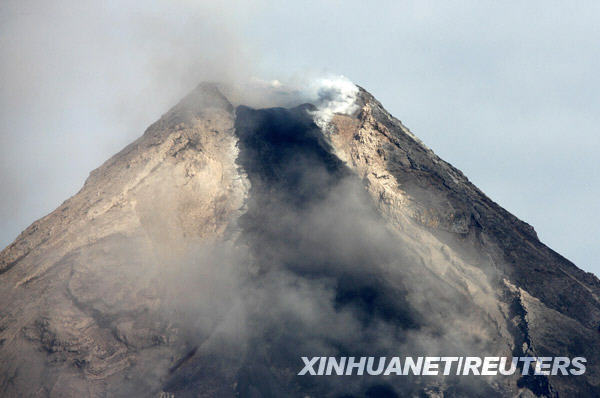 Lava flows out of the crater of Mayon volcano in Legazpi city, 500 km (311 miles) south of Manila, December 16, 2009. [Xinhuanet/Reuters] 