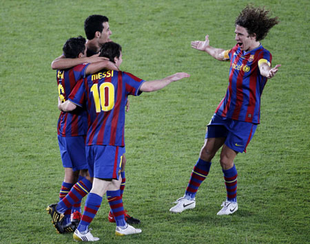 Barcelona&apos;s Lionel Messi (3rd L) celebrates his goal with teammate Carles Puyol (R) during their FIFA Club World Cup semi-final soccer match against Atlante at Zayed Sports City stadium in Abu Dhabi December 16, 2009. [Xinhua/Reuters]