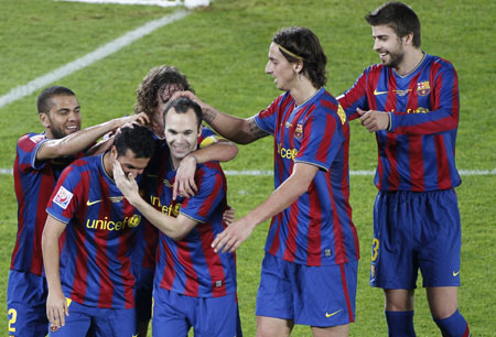  Barcelona&apos;s Pedro (2nd L) celebrates his goal with teammates during their FIFA Club World Cup semi-final soccer match against Atlante at Zayed Sports City stadium in Abu Dhabi December 16, 2009. [Xinhua/Reuters]