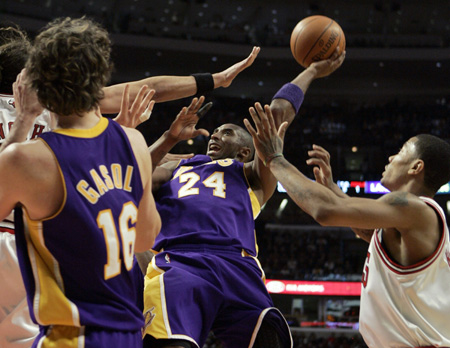 Los Angeles Lakers guard Kobe Bryant (C) puts up a shot against Chicago Bulls forward Joakim Noah (L) and guard Derrick Rose in the fourth quarter of their NBA basketball game in Chicago December 15, 2009. [Xinhua/Reuters]