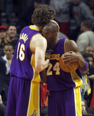 Los Angeles Lakers Pau Gasol (L) congratulates teammate Kobe Bryant after defeating the Chicago Bulls in their NBA basketball game in Chicago December 15, 2009.[Xinhua/Reuters]