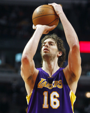 Los Angeles Lakers forward Pau Gasol shoots a free throw against the Chicago Bulls in the fourth quarter of their NBA basketball game in Chicago December 15, 2009. .[Xinhua/Reuters]