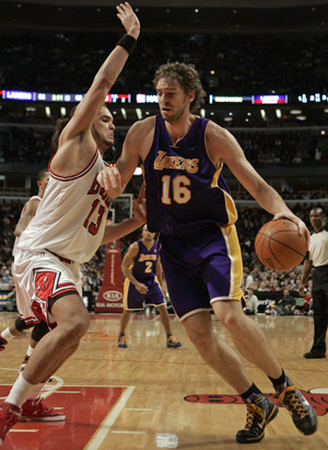 Los Angeles Lakers forward Pau Gasol (R) drives to the basket against Chicago Bulls forward Joakim Noah in the fourth quarter of their NBA basketball game in Chicago December 15, 2009.[Xinhua/Reuters]
