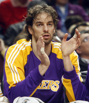 Los Angeles Lakers Pau Gasol cheers his team on in the second quarter of their NBA basketball game against the Chicago Bulls in Chicago December 15, 2009.[Xinhua/Reuters]