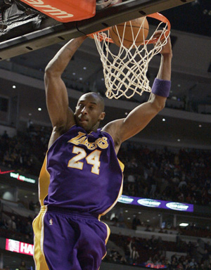 Los Angeles Lakers guard Kobe Bryant dunks the ball against the Chicago Bulls in the closing seconds of the fourth quarter of their NBA basketball game in Chicago December 15, 2009.[Xinhua/Reuters]