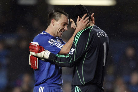 Chelsea&apos;s John Terry (L) celebrates with team-mate Petr Cech after winning their English Premier League soccer match against Portsmouth at Stamford Bridge in London December 16, 2009. [Xinhua/Reuters]