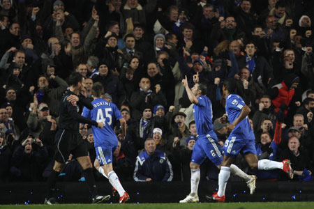 Chelsea&apos;s Frank Lampard (C) celebrates with team mates after scoring against Portsmouth during their English Premier League soccer match at Stamford Bridge in London December 16, 2009.[Xinhua/Reuters]