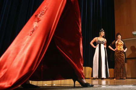 Jerusalem catwalk : Models showcase clothes by Palestinian designers during a fashion show in Jerusalem.[Xinhua/AFP]