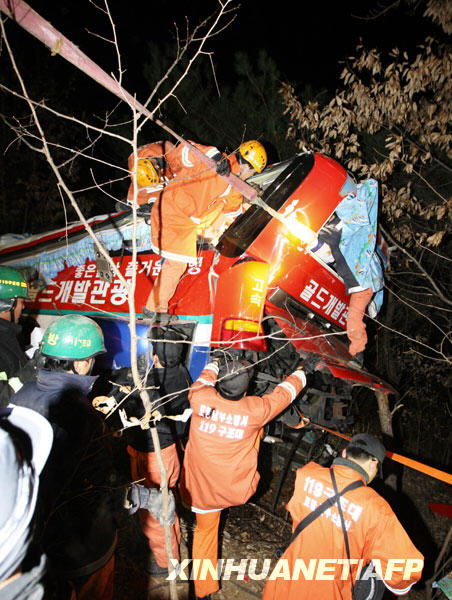 Rescue workers search for victims after a bus fell from a road in Gyeongju, about 370 km (230 miles) southeast of Seoul, December 16, 2009. At least 17 South Korean senior citizens were killed and 14 others injured on Wednesday when a tour bus plunged off a cliff on during a spa trip, AFP reported. [Xinhua/AFP]