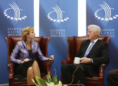 Danish Minister for Climate and Energy Connie Hedegaard (L) meets with former U.S. President Bill Clinton at the Clinton Global Initiative in New York September 21, 2009.  [Xinhua/Reuters File Photo]
