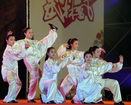 Photo taken on Dec. 16, 2009 shows a scene of a Shaolin Kungfu performance in Taipei. [Wu Ching-teng/Xinhua]