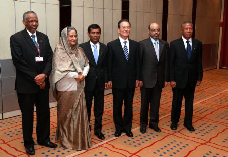 Chinese Premier Wen Jiabao (3rd, R) poses for a group photo with President of the Maldvies Mohammed Nasheed (3rd, L), Bangladeshi Prime Minister Sheikh Hasina (2nd, L), Ethiopian Prime Minister Meles Zenawi (2nd, R), Grenadian Prime Minister Tillman Thomas (1st, R) and Sudanese Presidential Assistant Nafie Ali Nafie (1st, L) ahead of their meeting in Copenhagen, capital of Denmark, on Dec. 17, 2009.