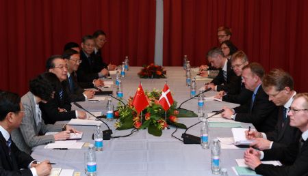 Danish Prime Minister Lars Lokke Rasmussen(3rd R) meets with his Chinese counterpart Wen Jiabao(3rd L) in Copenhagen, capital of Denmark, Dec. 17, 2009. (Xinhua/Pang Xinglei)