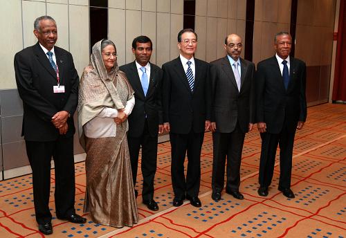 Chinese Premier Wen Jiabao (3rd, R) poses for a group photo with President of the Maldvies Mohammed Nasheed (3rd, L), Bangladeshi Prime Minister Sheikh Hasina (2nd, L), Ethiopian Prime Minister Meles Zenawi (2nd, R), Grenadian Prime Minister Tillman Thomas (1st, R) and Sudanese Presidential Assistant Nafie Ali Nafie (1st, L) ahead of their meeting in Copenhagen, capital of Denmark, on Dec. 17, 2009. [Xinhua]