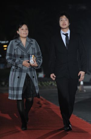 Japan's Mizutani Jun (R) and Singapore's Wang Yuegu are seen on the red carpet for 2009 Tournament of Champions of Table Tennis in Changsha, capital of central China's Hunan Province, Dec. 18, 2009.