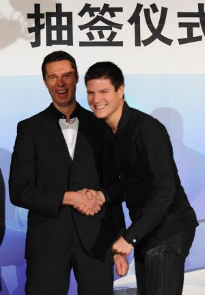 Belarus's Vladimir Samsonov (L) and Germany's Dimitrij Ovtcharov shake hands during the draw ceremony for 2009 Tournament of Champions of Table Tennis in Changsha, capital of central China's Hunan Province, Dec. 18, 2009. The two-day tournament will begin on Dec. 19. 